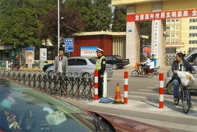 淮陰公安分局創新設置“可變護欄”，精準破解校園門前交通頑疾